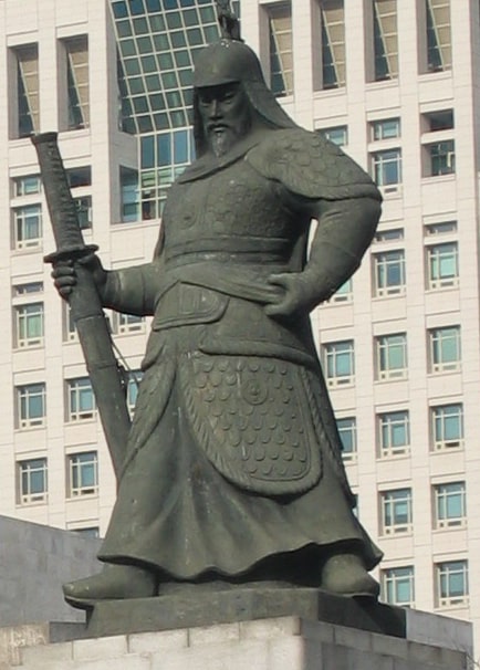 Памятник Ли Сун Сину в Сеуле 